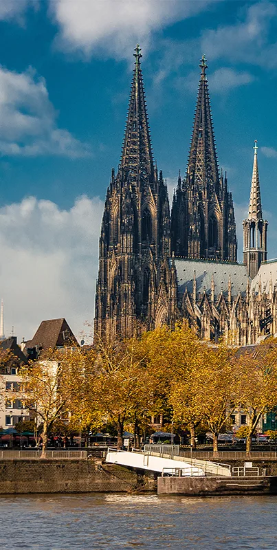 Der Kölner Dom über dem Rhein, Standort von ebiscon in Köln